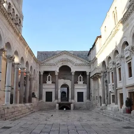 Luxury Rustic Chic 4* سبليت