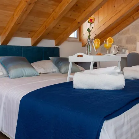 Konukevi Luxury Rustic Chic 4*